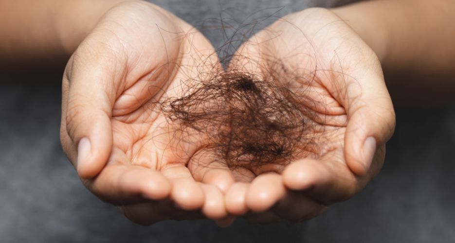 Caduta dei capelli in autunno: è possibile contrastarla?