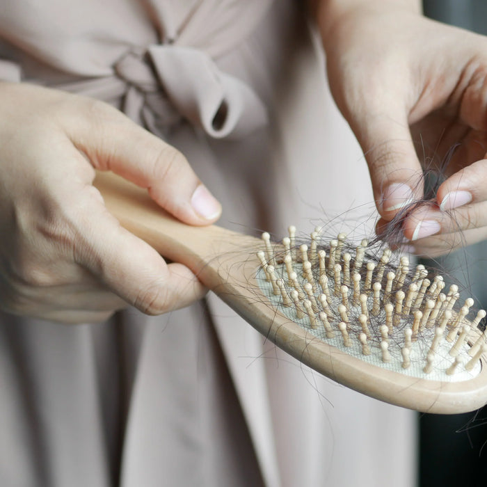 Caduta capelli dopo il parto: cause e rimedi naturali