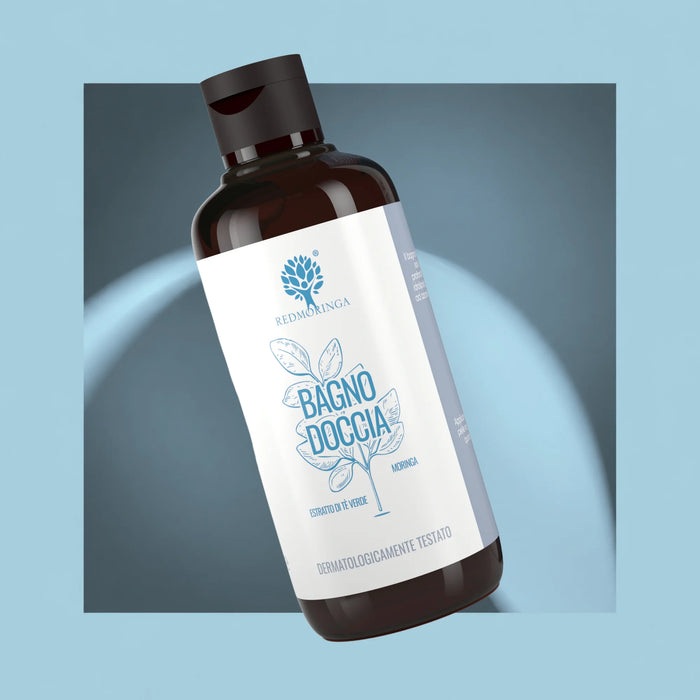 Bagnodoccia alla Moringa RedMoringa con estratto di tè verde, flacone ambrato su fondo azzurro, bagnoschiuma naturale eco-bio