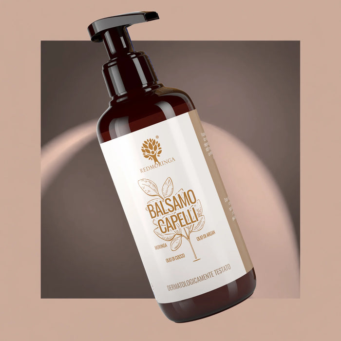 Flacone con dosatore del balsamo capelli naturale RedMoringa con moringa, olio di argan e cocco, dermatologicamente testato
