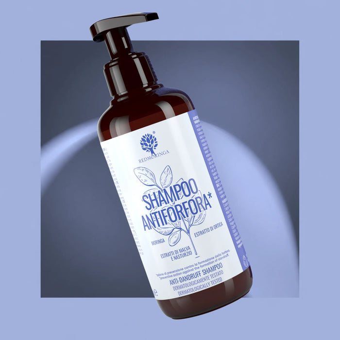 Flacone con dosatore dello Shampoo Antiforfora bio RedMoringa alla Moringa con estratti di malva, nasturzio e ortica